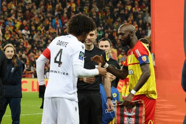 Poignee de maion entre Dante (Nice) et Seko Fofana (Lens) lors du match RC Lens - OGC Nice, stade Bollaert-Delelis, 1er fÃ vrier 2023 FOOTBALL : RC Lens vs OGC Nice - Ligue 1 Uber Eats - 01 02 2023 LaurentSanson Panoramic 