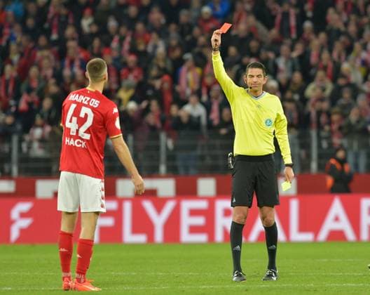 Sport Themen der Woche KW05 Sport Bilder des Tages Fussball - DFB-Pokal- Saison 2022 23 Achtelfinale Mewa-Arena 1.2.2023 1. FSV Maunz 05 mz) - FC Bayern München (fcb) 0:4 Gelb-Rot gegen Alexander HACK (1. FSV Mainz 05) durch Schiedsrichter Deniz AYTEKIN Fussball-DFB-Pokal - 1. FSV Mainz 05 *** Football DFB Cup Season 2022 23 Round of 16 Mewa Arena 1 2 2023 1 FSV Maunz 05 mz FC Bayern Munich fcb 0 4 Yellow Red against Alexander HACK 1 FSV Mainz 05 by referee Deniz AYTEKIN Football DFB Cup 1 FSV Mainz 05