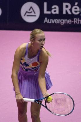 La joueuse de tennis Anastasia Potapova (RUS) lors de son match face Ã Clara Burel (FRA)- Open 6eme sens Immobilier MÃ tropole de Lyon 2023, tournoi de tennis fÃ minin WTA, Tennis Damen 250 de Caroline Garcia, Lyon 02 02 2022 TENNIS : Open 6eme Sens Immobilier Lyon Metropole - 02 02 2023 SandrineThesillat Panoramic 