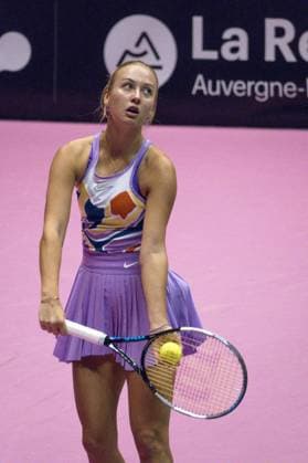 La joueuse de tennis Anastasia Potapova (RUS) lors de son match face Ã Clara Burel (FRA)- Open 6eme sens Immobilier MÃ tropole de Lyon 2023, tournoi de tennis fÃ minin WTA, Tennis Damen 250 de Caroline Garcia, Lyon 02 02 2022 TENNIS : Open 6eme Sens Immobilier Lyon Metropole - 02 02 2023 SandrineThesillat Panoramic 