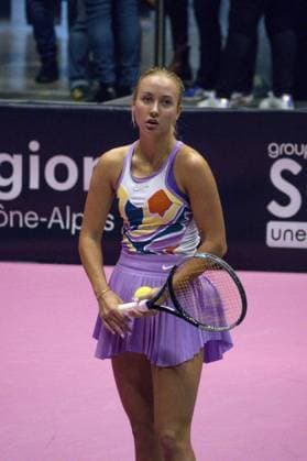 La joueuse de tennis Anastasia Potapova (RUS) lors de son match face Ã Clara Burel (FRA)- Open 6eme sens Immobilier MÃ tropole de Lyon 2023, tournoi de tennis fÃ minin WTA, Tennis Damen 250 de Caroline Garcia, Lyon 02 02 2022 TENNIS : Open 6eme Sens Immobilier Lyon Metropole - 02 02 2023 SandrineThesillat Panoramic 