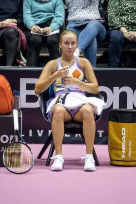 La joueuse de tennis Anastasia Potapova (RUS) lors de son match face Ã Clara Burel (FRA)- Open 6eme sens Immobilier MÃ tropole de Lyon 2023, tournoi de tennis fÃ minin WTA, Tennis Damen 250 de Caroline Garcia, Lyon 02 02 2022 TENNIS : Open 6eme Sens Immobilier Lyon Metropole - 02 02 2023 SandrineThesillat Panoramic 