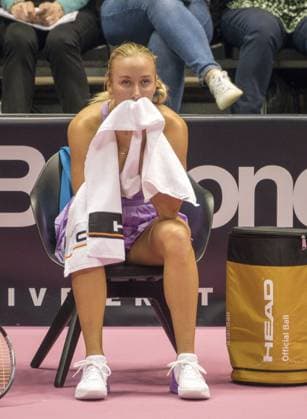 La joueuse de tennis Anastasia Potapova (RUS) lors de son match face Ã Clara Burel (FRA)- Open 6eme sens Immobilier MÃ tropole de Lyon 2023, tournoi de tennis fÃ minin WTA, Tennis Damen 250 de Caroline Garcia, Lyon 02 02 2022 TENNIS : Open 6eme Sens Immobilier Lyon Metropole - 02 02 2023 SandrineThesillat Panoramic 