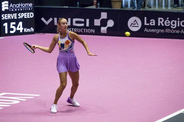 Sport Bilder des Tages La joueuse de tennis Anastasia Potapova (RUS) lors de son match face Ã Clara Burel (FRA)- Open 6eme sens Immobilier MÃ tropole de Lyon 2023, tournoi de tennis fÃ minin WTA, Tennis Damen 250 de Caroline Garcia, Lyon 02 02 2022 TENNIS : Open 6eme Sens Immobilier Lyon Metropole - 02 02 2023 SandrineThesillat Panoramic 