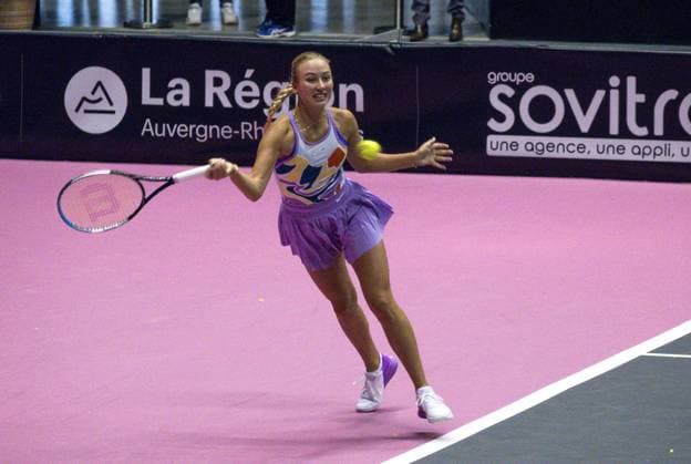 La joueuse de tennis Anastasia Potapova (RUS) lors de son match face Ã Clara Burel (FRA)- Open 6eme sens Immobilier MÃ tropole de Lyon 2023, tournoi de tennis fÃ minin WTA, Tennis Damen 250 de Caroline Garcia, Lyon 02 02 2022 TENNIS : Open 6eme Sens Immobilier Lyon Metropole - 02 02 2023 SandrineThesillat Panoramic 