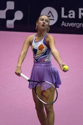 La joueuse de tennis Anastasia Potapova (RUS) lors de son match face Ã Clara Burel (FRA)- Open 6eme sens Immobilier MÃ tropole de Lyon 2023, tournoi de tennis fÃ minin WTA, Tennis Damen 250 de Caroline Garcia, Lyon 02 02 2022 TENNIS : Open 6eme Sens Immobilier Lyon Metropole - 02 02 2023 SandrineThesillat Panoramic 