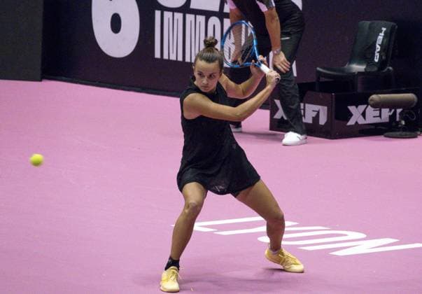 La joueuse de tennis francaise Clara Burel lors de son match face Ã la russe Anastasia Potapova. Open 6eme sens Immobilier MÃ tropole de Lyon 2023, tournoi de tennis fÃ minin WTA, Tennis Damen 250 de Caroline Garcia, Lyon 02 02 2022 TENNIS : Open 6eme Sens Immobilier Lyon Metropole - 02 02 2023 SandrineThesillat Panoramic 