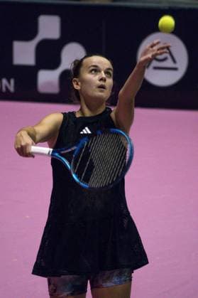 La joueuse de tennis francaise Clara Burel lors de son match face Ã la russe Anastasia Potapova. Open 6eme sens Immobilier MÃ tropole de Lyon 2023, tournoi de tennis fÃ minin WTA, Tennis Damen 250 de Caroline Garcia, Lyon 02 02 2022 TENNIS : Open 6eme Sens Immobilier Lyon Metropole - 02 02 2023 SandrineThesillat Panoramic 