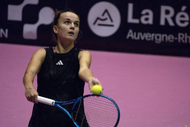 La joueuse de tennis francaise Clara Burel lors de son match face Ã la russe Anastasia Potapova. Open 6eme sens Immobilier MÃ tropole de Lyon 2023, tournoi de tennis fÃ minin WTA, Tennis Damen 250 de Caroline Garcia, Lyon 02 02 2022 TENNIS : Open 6eme Sens Immobilier Lyon Metropole - 02 02 2023 SandrineThesillat Panoramic 