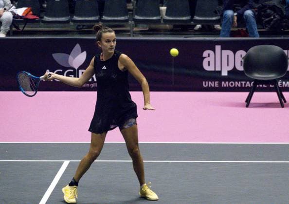 La joueuse de tennis francaise Clara Burel lors de son match face Ã la russe Anastasia Potapova. Open 6eme sens Immobilier MÃ tropole de Lyon 2023, tournoi de tennis fÃ minin WTA, Tennis Damen 250 de Caroline Garcia, Lyon 02 02 2022 TENNIS : Open 6eme Sens Immobilier Lyon Metropole - 02 02 2023 SandrineThesillat Panoramic 