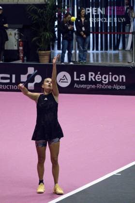 La joueuse de tennis francaise Clara Burel lors de son match face Ã la russe Anastasia Potapova. Open 6eme sens Immobilier MÃ tropole de Lyon 2023, tournoi de tennis fÃ minin WTA, Tennis Damen 250 de Caroline Garcia, Lyon 02 02 2022 TENNIS : Open 6eme Sens Immobilier Lyon Metropole - 02 02 2023 SandrineThesillat Panoramic 