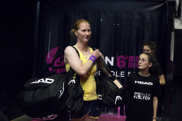 La joueuse de tennis belge Alison Van Uytvanck remporte le 1er set 6 - 2 face Ã la francaise Caroline Garcia - Open 6eme sens Immobilier MÃ tropole de Lyon 2023, tournoi de tennis fÃ minin WTA, Tennis Damen 250 de Caroline Garcia, Lyon 02 02 2022 - TENNIS : Open 6eme Sens Immobilier Lyon Metropole - 02 02 2023 SandrineThesillat Panoramic 