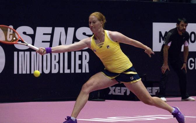 La joueuse de tennis belge Alison Van Uytvanck remporte le 1er set 6 - 2 face Ã la francaise Caroline Garcia - Open 6eme sens Immobilier MÃ tropole de Lyon 2023, tournoi de tennis fÃ minin WTA, Tennis Damen 250 de Caroline Garcia, Lyon 02 02 2022 - TENNIS : Open 6eme Sens Immobilier Lyon Metropole - 02 02 2023 SandrineThesillat Panoramic 