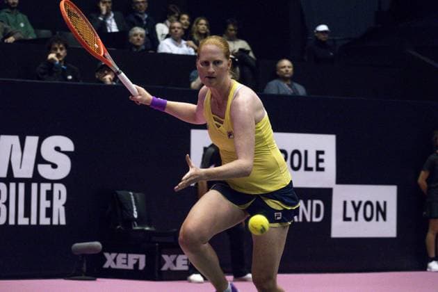 La joueuse de tennis belge Alison Van Uytvanck remporte le 1er set 6 - 2 face Ã la francaise Caroline Garcia - Open 6eme sens Immobilier MÃ tropole de Lyon 2023, tournoi de tennis fÃ minin WTA, Tennis Damen 250 de Caroline Garcia, Lyon 02 02 2022 - TENNIS : Open 6eme Sens Immobilier Lyon Metropole - 02 02 2023 SandrineThesillat Panoramic 