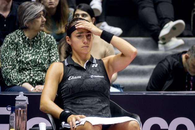 Sport Bilder des Tages La joueuse de tennis Caroline Garcia (FRA) Ã la peine face Ã Alison Van Uytvanck (BEL)- Open 6eme sens Immobilier MÃ tropole de Lyon 2023, tournoi de tennis fÃ minin WTA, Tennis Damen 250 de Caroline Garcia, Lyon 02 02 2022 - TENNIS : Open 6eme Sens Immobilier Lyon Metropole - 02 02 2023 SandrineThesillat Panoramic 