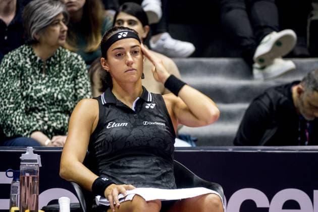 La joueuse de tennis Caroline Garcia (FRA) Ã la peine face Ã Alison Van Uytvanck (BEL)- Open 6eme sens Immobilier MÃ tropole de Lyon 2023, tournoi de tennis fÃ minin WTA, Tennis Damen 250 de Caroline Garcia, Lyon 02 02 2022 - TENNIS : Open 6eme Sens Immobilier Lyon Metropole - 02 02 2023 SandrineThesillat Panoramic 