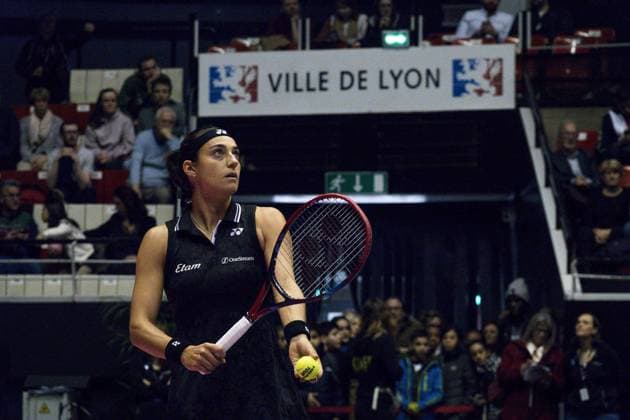 La joueuse de tennis Caroline Garcia (FRA) Ã la peine face Ã Alison Van Uytvanck (BEL)- Open 6eme sens Immobilier MÃ tropole de Lyon 2023, tournoi de tennis fÃ minin WTA, Tennis Damen 250 de Caroline Garcia, Lyon 02 02 2022 - TENNIS : Open 6eme Sens Immobilier Lyon Metropole - 02 02 2023 SandrineThesillat Panoramic 