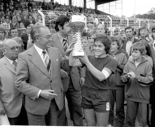 Frauenfußball Endspiel um die deutsche Meisterschaft TuS Wörrstadt - DJK Eintracht Erle (Gelsenkirchen) 4:0 08.10.1974 Spielführerin Bärbel Wohlleben (TuS Wörrstadt) mit der Meistertrophae. Woerrstadt Erster Deutscher Frauenfußball Meister *** Womens soccer final German championship TuS Wörrstadt DJK Eintracht Erle Gelsenkirchen 4 0 08 10 1974 captain Bärbel Wohlleben TuS Wörrstadt with the championship trophy Woerrstadt First German womens soccer champion HM