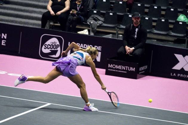 La joueuse de tennis Anastasia Potapova (RUS) Ã la peine lors de son match en quart de finale face Ã la belge Maryna Zanevska - Open 6eme sens Immobilier MÃ tropole de Lyon 2023, tournoi de tennis fÃ minin WTA, Tennis Damen 250 de Caroline Garcia, Lyon 03 02 2022 - TENNIS : Open 6eme Sens Immobilier Lyon Metropole - 03 02 2023 SandrineThesillat Panoramic 