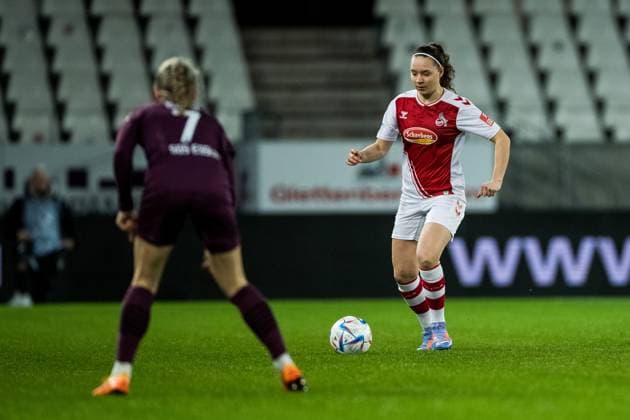 FLYERALARM Women Football Bundesliga, SGS Essen 1 FC Koeln 03 02 2023 Antonia Baass SGS Essen, 7 , Lotta Cordes 1 FC Koeln, 15 FLYERALARM Women Football Bundesliga, SGS Essen 1 FC Koeln, Essen, Stadion an der Hafenstrasse DFB REGULATIONS PROHIBIT ANY USE OF PHOTOGRAPHS AS IMAGE SEQUENCES AND OR QUASI VIDEO Copyright: xBEAUTIFULxSPORTS Wunderlx