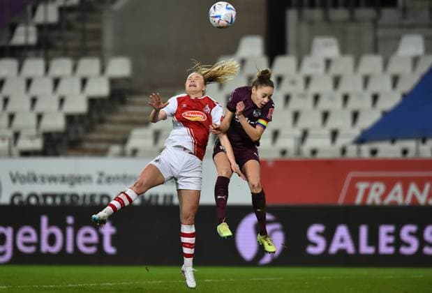 Soccer Women Flyeralarm Bundesliga Season 2022 2023 11 Matchday SGS Essen 1 FC Köln on 03 02 2023 at Stadion an der Hafenstraße in Essen Weronika Zawistowska 1 FC Köln , left Jacqueline Meißner SGS Essen , right DFB regulations prohibit any use of photographs as image sequences and or quasi video Nordrhein Westfalen Germany