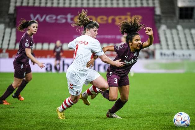 Adriana Achcinska, Ella Touon Mbenoun SGS Essen vs 1 FC Cologne 03 02 2023 Adriana Achcinska Cologne fouls Ella Touon Mbenoun Essen 11 matchday of the Flyeralarm Womens Bundesliga season 2022 2023 SGS Essen vs 1 FC Cologne on February 3 2023 at Stadion an der Hafenstraße in Essen North Rhine Westphalia Germany