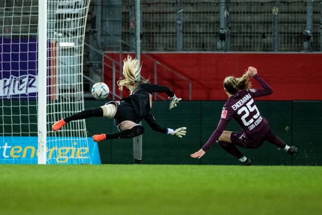 FLYERALARM Womens Bundesliga, SGS Essen 1 FC Koeln 03 02 2023 Vivien Endemann SGS Essen, 25 shoots the 3 0 Jasmin Pal 1 FC Koeln, 26 misses FLYERALARM Womens Bundesliga, SGS Essen 1 FC Koeln, Essen, Stadion an der Hafenstrasse DFB REGULATIONS PROHIBIT ANY USE OF PHOTOGRAPHS AS IMAGE SEQUENCES AND OR QUASI VIDEO Copyright: xBEAUTIFULxSPORTS Wunderlx