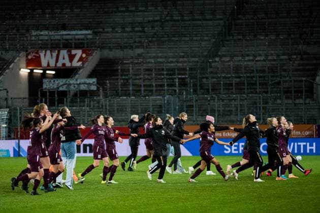 FLYERALARM Womens Soccer Bundesliga, SGS Essen 1 FC Koeln 03 02 2023 The players of SGS Essen celebrate the victory FLYERALARM Womens Soccer Bundesliga, SGS Essen 1 FC Koeln, Essen, Stadion an der Hafenstrasse DFB REGULATIONS PROHIBIT ANY USE OF PHOTOGRAPHS AS IMAGE SEQUENCES AND OR QUASI VIDEO Copyright: xBEAUTIFULxSPORTS Wunderlx