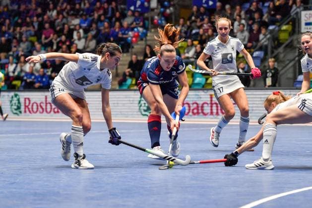 Sport Themen der Woche KW05 04.02.2023, xkaix, Hockey Deutsche Hallenmeisterschaft Final Four, Duesseldorfer HC - Mannheimer HC emspor, v.l. Selin Oruz (Duesseldorfer HC), Charlotte Gerstenhoefer (Mannheimer Hockeyclub), Lisa Nolte (Duesseldorfer HC) Frankfurt am Main *** 04 02 2023, xkaix, Hockey German Indoor Championship Final Four, Duesseldorfer HC Mannheimer HC emspor, v l Selin Oruz Duesseldorfer HC , Charlotte Gerstenhoefer Mannheimer Hockey Club , Lisa Nolte Duesseldorfer HC Frankfurt am Main kp