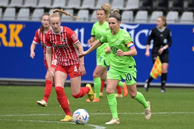 Svenja Huth VfL Wolfsburg 10 in duel with Meret Felde SC Freiburg 4 GER, SC Freiburg vs VfL Wolfsburg, Women, Football, Bundesliga, 11 Spieltag, Saison 2022 2023, 04 02 2023 DFL regulations prohibit any use of photographs as image sequences and or quasi video Foto Eibner Pressefoto Tobias Baur GER , SC Freiburg vs VfL Wolfsburg , Football , Frauenbundesliga, 12 Spieltag , Saison 2022 2023, 04 02 2023 Freiburg Copyright: xEibner-Pressefotox EP_TBR