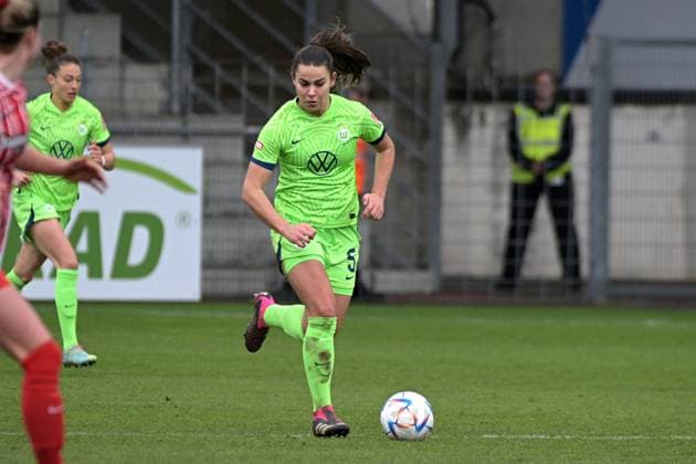 Lena Sophie Oberdorf VfL Wolfsburg 5 GER, SC Freiburg vs VfL Wolfsburg, Women, Football, Bundesliga, 11 Spieltag, Saison 2022 2023, 04 02 2023 DFL regulations prohibit any use of photographs as image sequences and or quasi video Foto Eibner Pressefoto Tobias Baur GER , SC Freiburg vs VfL Wolfsburg , Football , Frauenbundesliga, 12 Spieltag , Saison 2022 2023, 04 02 2023 Freiburg Copyright: xEibner-Pressefotox EP_TBR