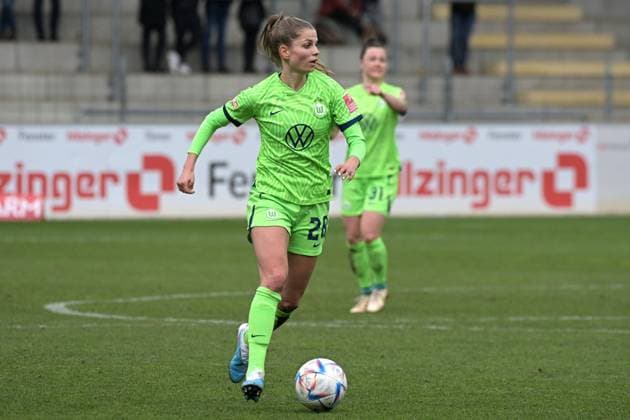 Tabea Waßmuth VfL Wolfsburg 28 with ball GER, SC Freiburg vs VfL Wolfsburg, Women, Football, Bundesliga, 11 Spieltag, Saison 2022 2023, 04 02 2023 DFL regulations prohibit any use of photographs as image sequences and or quasi video Foto Eibner Pressefoto Tobias Baur GER , SC Freiburg vs VfL Wolfsburg , Football , Frauenbundesliga, 12 Spieltag , Saison 2022 2023, 04 02 2023 Freiburg Copyright: xEibner-Pressefotox EP_TBR