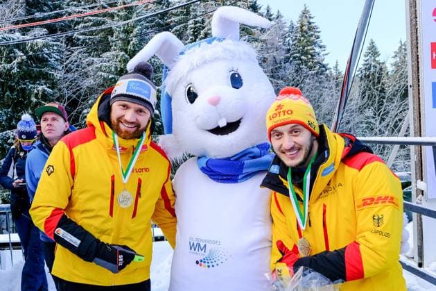 Bilder des Jahres 2023, Sport 02 Februar Sport Themen der Woche KW05 Eberspächer Rodel Weltcup in Altenberg am 04.02.2023. Siegerehrung Herren Doppel. Toni Eggert und Sascha Benecken (GER) mit Flocki. *** Eberspächer Luge World Cup in Altenberg on 04 02 2023 Award ceremony mens doubles Toni Eggert and Sascha Benecken GER with Flocki