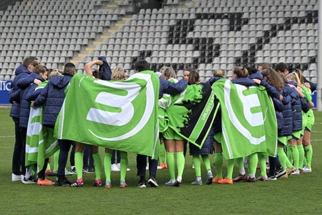 the circle of Woelfinnen after the match GER, SC Freiburg vs VfL Wolfsburg, women, football, Bundesliga, 11 match day, season 2022 2023, 04 02 2023 DFL regulations prohibit any use of photographs as image sequences and or quasi video Foto Eibner Pressefoto Tobias Baur GER , SC Freiburg vs VfL Wolfsburg , football , Frauenbundesliga, 12 match day , season 2022 2023, 04 02 2023 Freiburg Copyright: xEibner-Pressefotox EP_TBR