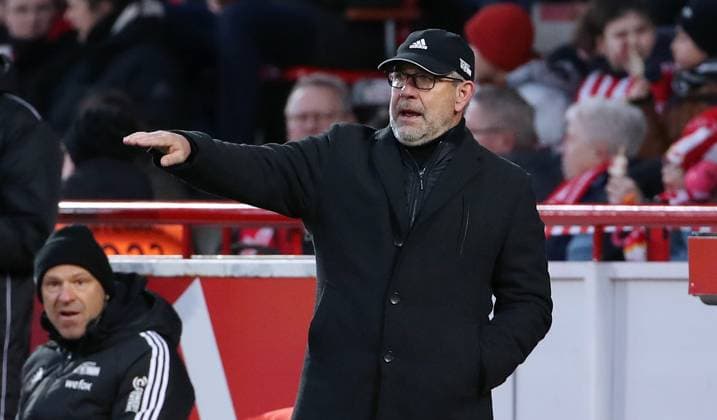 Coach Urs Fischer pointing, gesturing action upper body upper body sports football soccer Bundesliga men DFL 19 Spieltag season 2022 2023 04 02 2023 1 FC Union Berlin FCU vs FSV Mainz 05 DFL regulations prohibit any use of photographs as image sequences and or quasi video