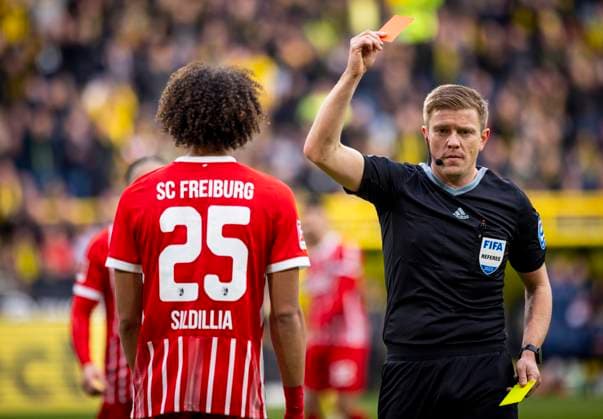 Sport Themen der Woche KW05 Sport Bilder des Tages Dortmund, Germany. 4th Feb, 2023. Schiedsrichter Robert Schröder zeigt Kiliann Sildillia (SCF) die gelb rote Karte Borussia Dortmund - SC Freiburg Bundesliga 04.02.2023 *** Dortmund, Germany 4th Feb, 2023 Referee Robert Schröder shows yellow red card to Kiliann Sildillia SCF Borussia Dortmund SC Freiburg Bundesliga 04 02 2023