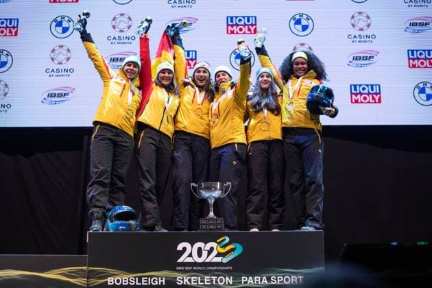 Bilder des Jahres 2023, Sport 02 Februar Sport Themen der Woche KW05 Sport Bilder des Tages Lisa Buckwitz, Kira Lipperheide (Deutschland), Kim Kalicki, Leonie Fiebig (Deutschland), Maureen Zimmer, Lauryn Siebert (Deutschland) jubeln ueber ein gutes Teamergebnis, CH, BMW IBSF Zweierbob Weltmeisterschaft, Olympia Bob Run Sankt Moritz, Rennen Frauen, Siegerehrung, 04.02.2023, Saison 2022 2023 CH, BMW IBSF Zweierbob Weltmeisterschaft, Olympia Bob Run Sankt Moritz, Rennen Frauen, Siegerehrung, 04.02.2023, Saison 2022 2023 St. Moritz *** Lisa Buckwitz, Kira Lipperheide Germany , Kim Kalicki, Leonie Fiebig Germany , Maureen Zimmer, Lauryn Siebert Germany cheer about a good team result, CH, BMW IBSF Two-man Bobsled World Championship, Olympic Bob Run Sankt Moritz, race women, award ceremony, 04 02 2023, season 2022 2023 CH, BMW IBSF Two-man Bobsled World Championship, Olympic Bob Run Sankt Moritz, race women, award ceremony, 04 02 2023, season 2022 2023 St Moritz Copyright: xEibner Memmlerx EP_MMR