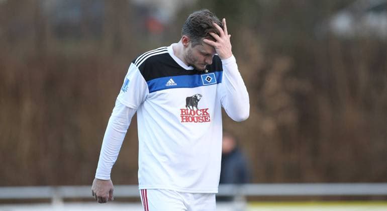Fußball, Saison 2022 2023, Oberliga Hamburg, SV Curslack-Neuengamme - Hamburger SV III (0:2). Marcell Jansen (HSV), Frust. Curslack Hamburg *** Soccer, season 2022 2023, Oberliga Hamburg, SV Curslack Neuengamme Hamburger SV III 0 2 Marcell Jansen HSV , Frust Curslack Hamburg