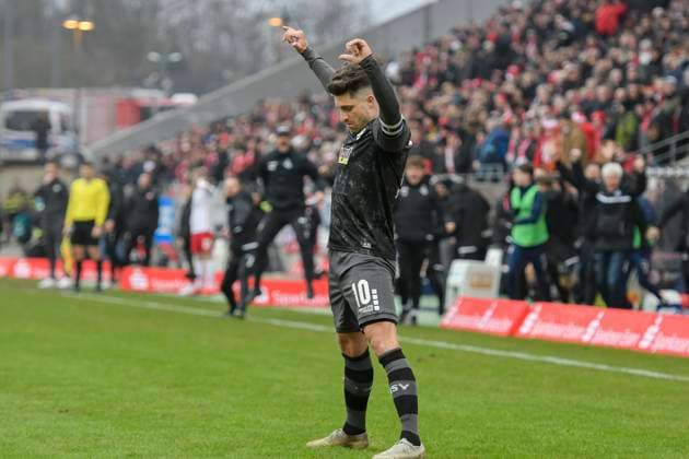 Sport Bilder des Tages Moritz Stoppelkamp ( 10, MSV Duisburg) jubelt nach dem Tor zum 1:1 05.02.2023 Fussball 3. Liga Rot-Weiss Essen vs MSV Duisburg , Stadion an der Hafenstraße, Essen, NRW Germany *** Moritz Stoppelkamp 10, MSV Duisburg cheers after scoring 1 1 05 02 2023 Football 3 Liga Rot Weiss Essen vs MSV Duisburg , Stadion an der Hafenstraße, Essen, NRW Germany Copyright: xpepphotox xHorstxMauelshagenx pep00321, pep_20230205_hm