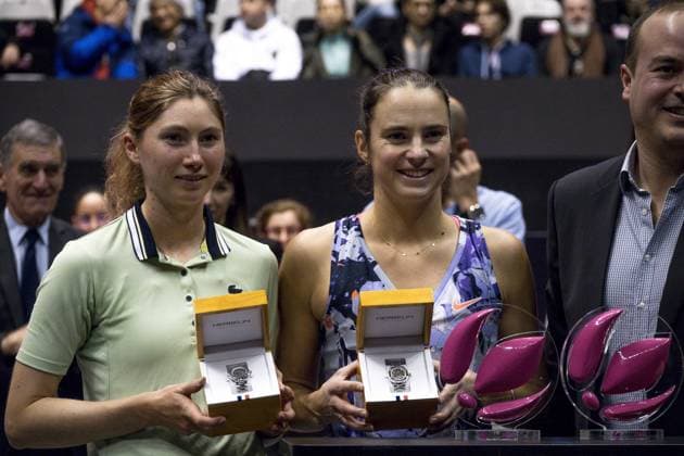Les joueuses de tennis Cristina BUCSA (ESP) et Bibiane SCHOOFS (NED) gagnent la finale du double face Ã Olga DANILOVIC (SRB) et recoivents une montre d un sponsor - Alexandra PANOVA (RUS) Open 6eme sens Immobilier MÃ tropole de Lyon 2023, tournoi de tennis fÃ minin WTA, Tennis Damen 250 de Caroline Garcia, Lyon 05 02 2022 - TENNIS : Open 6eme Sens Immobilier Lyon Metropole - 05 02 2023 SandrineThesillat Panoramic 