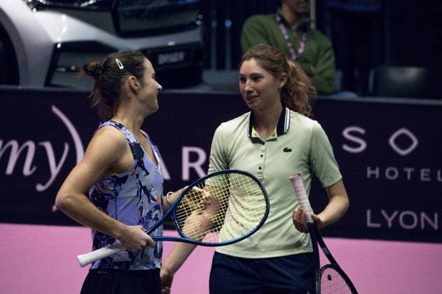 Les joueuses de tennis Cristina BUCSA (ESP) et Bibiane SCHOOFS (NED) gagnent la finale du double face Ã Olga DANILOVIC (SRB) - Alexandra PANOVA (RUS) Open 6eme sens Immobilier MÃ tropole de Lyon 2023, tournoi de tennis fÃ minin WTA, Tennis Damen 250 de Caroline Garcia, Lyon 05 02 2022 - TENNIS : Open 6eme Sens Immobilier Lyon Metropole - 05 02 2023 SandrineThesillat Panoramic 