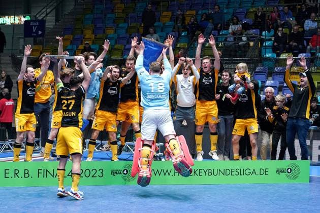 Bilder des Jahres 2023, Sport 02 Februar Sport Themen der Woche KW05 Sport Bilder des Tages Spieler vom Harvestehuder THC, mit dem Pokal, der Trophäe, bei der Siegerehrung, Siegerwimpel, Blauer Wimpel, Meisterschale, Ehrung, Jubel nach dem Schlusspfiff, jubeln, jubelt, Freude, Sieger, Sieg, Gewinner der Deutschen Meisterschaft, Highlight, optimistisch, Deutscher Meister, 2023, Titelträger 2023, Champion, Aktion, Action, 05.02.2023, Frankfurt am Main (Deutschland), Hallenhockey, Deutsche Meisterschaft, Finale, Herren, Harvestehuder THC - Der Club an der Alster *** Players from Harvestehuder THC, with the cup, the trophy, at the award ceremony, winners pennant, blue pennant, championship trophy, honor, cheering after the final whistle, cheering, jubilation, joy, winner, victory, winner of the German Championship, highlight, optimistic, German Champion, 2023, title holder 2023, champion, action, action, 05 02 2023, Frankfurt am Main Germany , indoor field hockey, German Championship, final, men, Harvestehuder THC Der Club an der Alster xozx