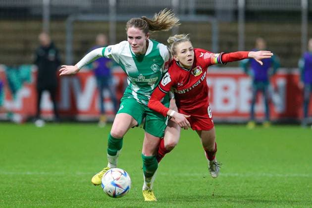 Sport Themen der Woche KW05 Sport Bilder des Tages v.li.: Reena Wichmann (SV Werder Bremen, 6) und Elisa Senß (Senss, Bayer 04 Leverkusen, 6) im Zweikampf, Duell, Dynamik, Aktion, Action, Spielszene, DIE DFB-RICHTLINIEN UNTERSAGEN JEGLICHE NUTZUNG VON FOTOS ALS SEQUENZBILDER UND ODER VIDEOÄHNLICHE FOTOSTRECKEN. DFB REGULATIONS PROHIBIT ANY USE OF PHOTOGRAPHS AS IMAGE SEQUENCES AND OR QUASI-VIDEO., 05.02.2023, Leverkusen (Deutschland), Fussball, Flyeralarm Frauen-Bundesliga, Bayer 04 Leverkusen - SV Werder Bremen *** f l Reena Wichmann SV Werder Bremen, 6 and Elisa Senß Senss, Bayer 04 Leverkusen, 6 in duel, duel, dynamics, action, game scene, THE DFB REGULATIONS PROHIBIT ANY USE OF PHOTOGRAPHS AS IMAGE SEQUENCES AND OR QUASI VIDEO , 05 02 2023, Leverkusen Germany , Football, Flyeralarm Womens Bundesliga, Bayer 04 Leverkusen SV Werder Bremen xobx