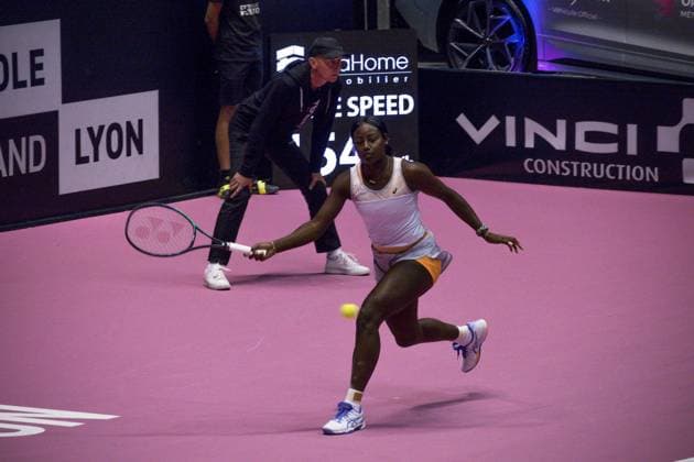 La joueuse de tennis amÃ ricaine Alycia Parks remporte le 1er set en finale face Ã la francaise Caroline Garcia- Open 6eme sens Immobilier MÃ tropole de Lyon 2023, tournoi de tennis fÃ minin WTA, Tennis Damen 250 de Caroline Garcia, Lyon 05 02 2022 - TENNIS : Finale - Open 6eme Sens Immobilier Lyon Metropole - 05 02 2023 SandrineThesillat Panoramic 