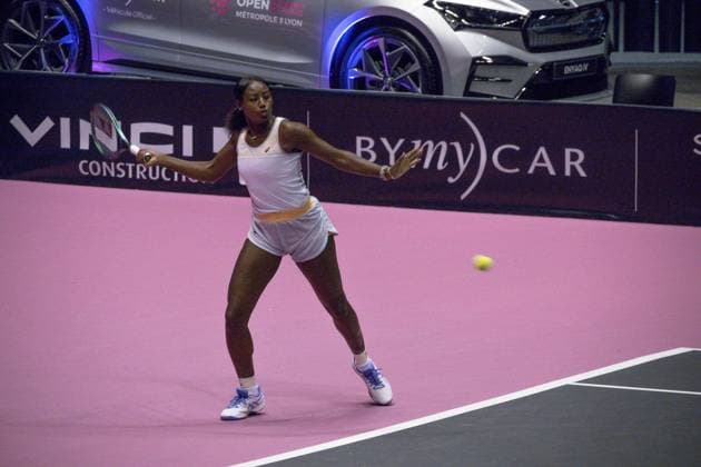 La joueuse de tennis amÃ ricaine Alycia Parks remporte le 1er set en finale face Ã la francaise Caroline Garcia- Open 6eme sens Immobilier MÃ tropole de Lyon 2023, tournoi de tennis fÃ minin WTA, Tennis Damen 250 de Caroline Garcia, Lyon 05 02 2022 - TENNIS : Finale - Open 6eme Sens Immobilier Lyon Metropole - 05 02 2023 SandrineThesillat Panoramic 