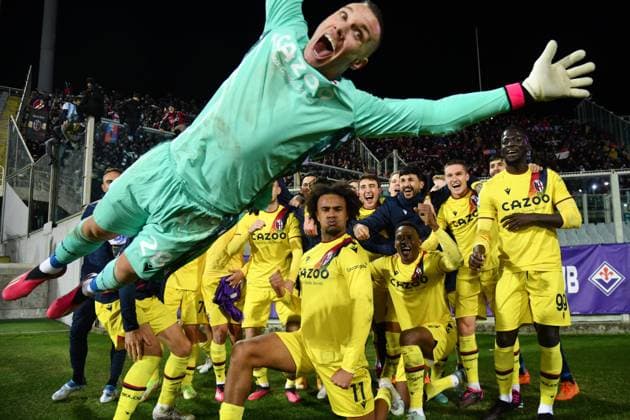 IMAGO Iconic Moments, Fußball IMAGO Iconic Moments, Fußball Bilder des Jahres 2023, Sport 02 Februar Sport Themen der Woche KW05 Sport Bilder des Tages Foto Massimo Paolone LaPresse 5 Febbraio 2023 - Firenze, Italia - calcio - Fiorentina vs Bologna - Campionato italiano di calcio Serie A TIM 2022 2023 - Stadio Artemio Franchi. Nella foto: Lukasz Skorupski (Bologna F.C.) e i giocatori del Bologna esultano per la vittoria davanti ai propri tifosi February 5, 2023 Florence, Italy - sport, calcio - Fiorentina vs Bologna - Italian Serie A Football Championship 2022 2023 - Artemio Franchi Stadium. In the pic: Lukasz Skorupski (Bologna F.C.) and the Bologna players celebrate the victory in front of their fans  Copyright: xMassimoxPaolone LaPressex