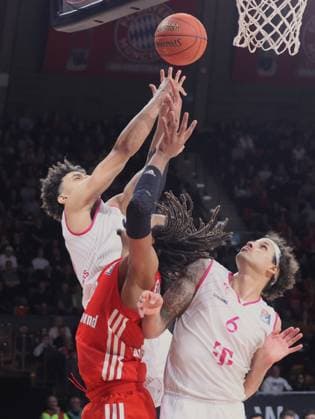 Sport Themen der Woche KW05 Sport Bilder des Tages Bayern 33 Freddie GILLESPIE zwischen Bonns 10 MALCOM und 6 KESSENS. Basketball, FC Bayern - Bonn am 5.02.2023. Basketball Bundesliga, FC Bayern München Basketball - Telekom Baskets Bonn, Saison 2022-2023 in Muenchen, A U D I D O M E, Deutschland. Quelle Copyright Credit : Oryk HAIST *** Bayern 33 Freddie GILLESPIE between Bonns 10 MALCOM and 6 KESSENS Basketball, FC Bayern Bonn on 5 02 2023 Basketball Bundesliga, FC Bayern Munich Basketball Telekom Baskets Bonn, 2022 2023 season in Munich, A U D I D O M E, Germany Source Copyright Credit Oryk HAIST xBASKETBALL-BAYERN-BONNx