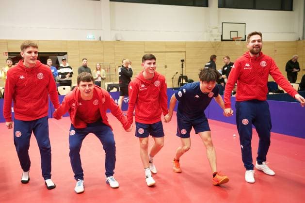 LUKA MLADENOVIC, ANDREI PUTUNTICA, CARLO ROSSI, YUTO MURAMATSU, TAMASZ KASICA MAINZ CELEBRATES FIRST HOME WIN 1 FSV MAINZ 05 TTC NEU ULM 1 TISCHTENNIS BUNDESLIGA MAINZ
