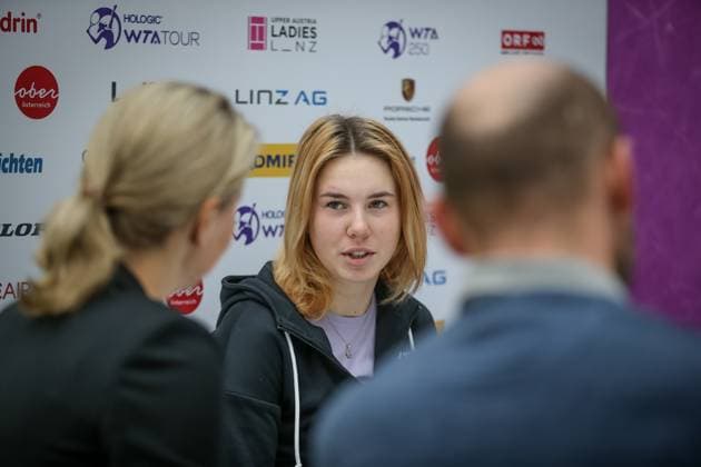 TENNIS - WTA, Tennis Damen Upper Austria Ladies Linz LINZ,AUSTRIA,06.FEB.23 - TENNIS - WTA Tour, Upper Austria Ladies Linz. Image shows Linda Noskova (CZE) at the round table.  GEPAxpictures xManfredxBinder