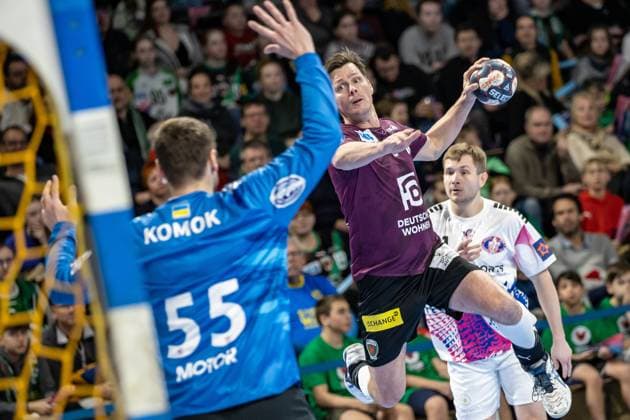 07 02 2023, Berlin, Handball, EHF European League, Group D, Matchday 7, Max Schmeling Halle Fuechse Berlin vs HC Motor Zaporozhye Berlins Hans Lindberg r throws the ball at the goal of Torhueter Gennadiy Komok of HC Motor Zaporozhye Fuechse Berlin HC Motor Zaporozhye